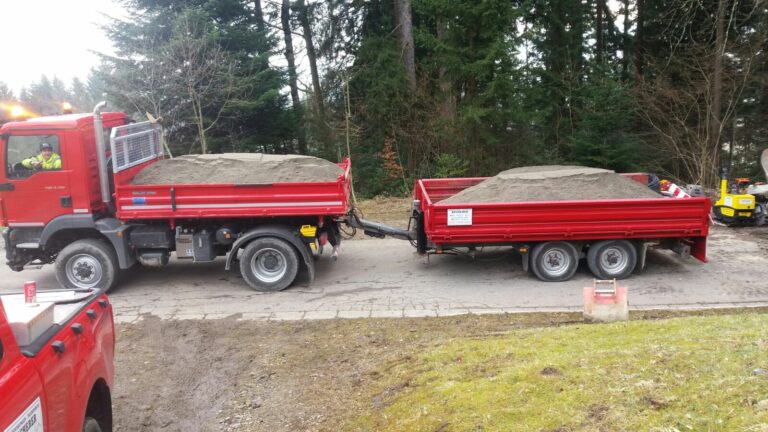 Materialtransport mit LKW und Anhänger bei Erdarbeiten – Becherer Tiefbau GmbH Allgäu