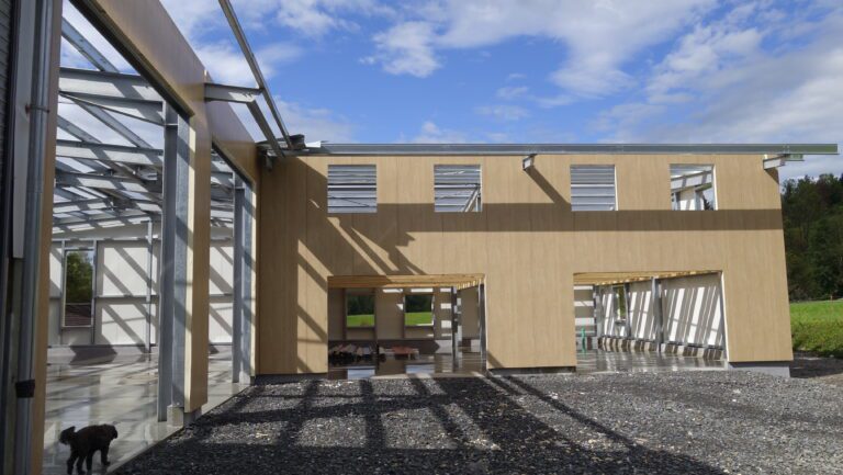 Rohbau eines Gewerbebaus mit Holzfassade und Stahlstruktur – Gewerbebauprojekt Allgäu