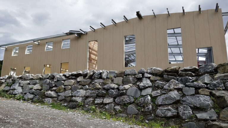 Rohbau eines Gewerbebaus mit Holzfassade und Stahlstruktur – Gewerbebauprojekt Allgäu