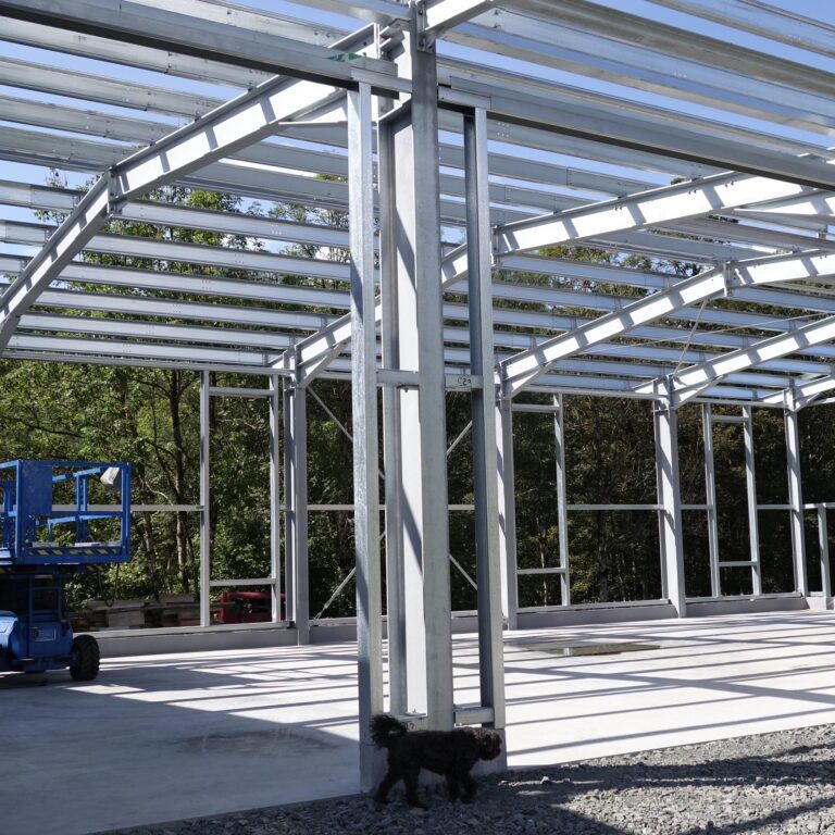 Stahlkonstruktion im Rohbau einer Halle – Tiefbau und Industriebau Allgäu