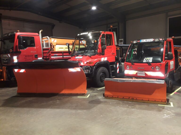 Winterdienst in Sonthofen im Allgäu – Schneeräumen, Streuen und Schneeabtransport.