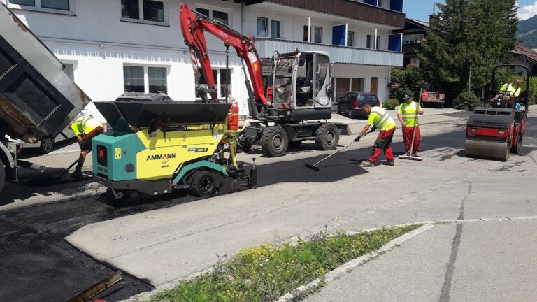 Baggerarbeiten bei Asphaltbau und Straßensanierung im Allgäu