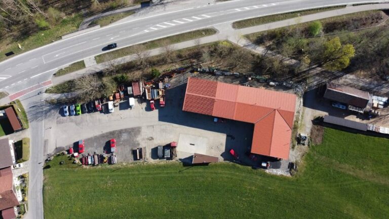 Luftaufnahme vom Firmengelände Becherer Tiefbau in Rückholz im Allgäu